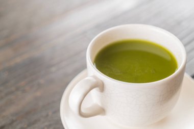 ahşap üzerine sıcak matcha