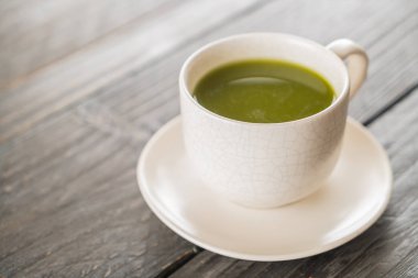 ahşap üzerine sıcak matcha