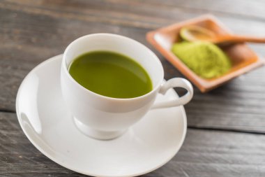 ahşap üzerine sıcak matcha