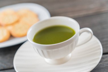 ahşap üzerine sıcak matcha