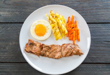 Ahşap arka plan üzerinde domuz eti biftek