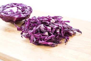 Ahşap tahta üzerinde mor lahana