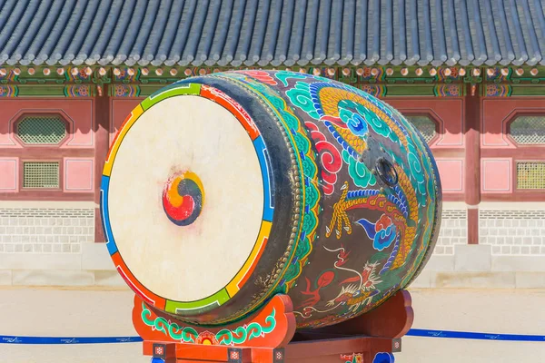 Enorme tambor ceremonial en Gyeongbokgung Palace —  Fotos de Stock