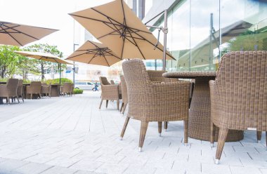 Masa ve sandalye şemsiye açık veranda ile