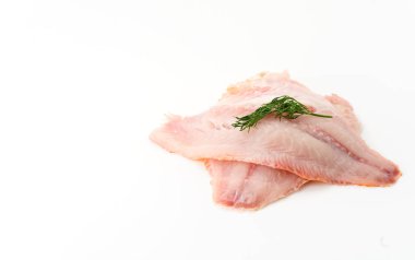 beyaz arkaplanda tilapia ham