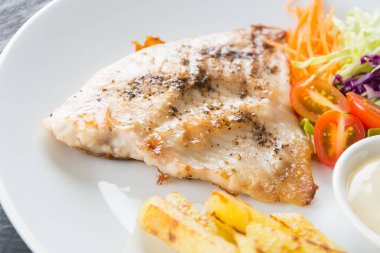 Ahşap masada balık bifteği