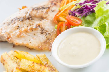 Ahşap masada balık bifteği