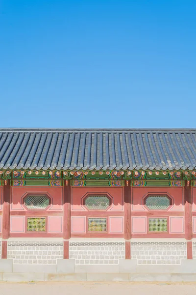 Bela arquitetura em Gyeongbokgung Palace na cidade de Seul — Fotografia de Stock