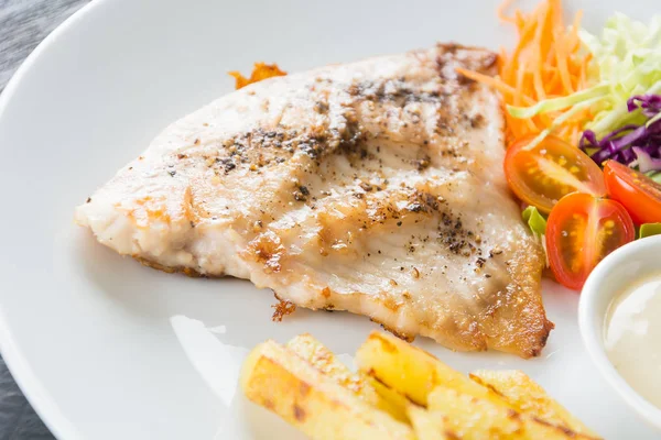 Ahşap masada balık bifteği