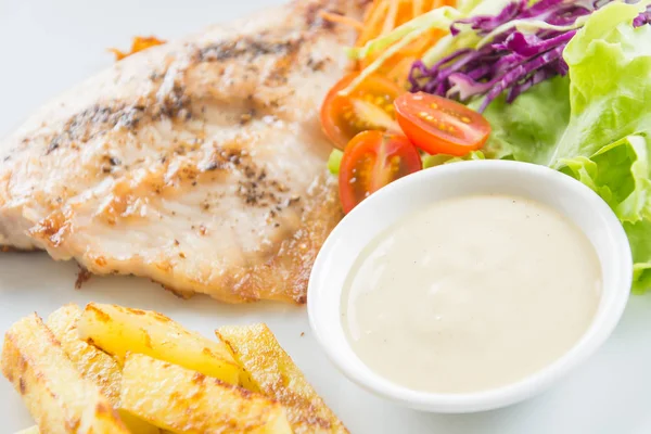 Ahşap masada balık bifteği