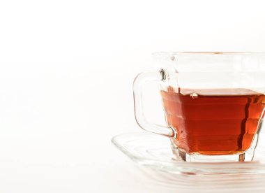 Beyaz arkaplanda çay fincanı