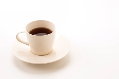 Beyaz arkaplanda çay fincanı