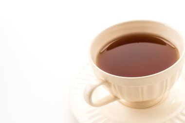 Beyaz arkaplanda çay fincanı