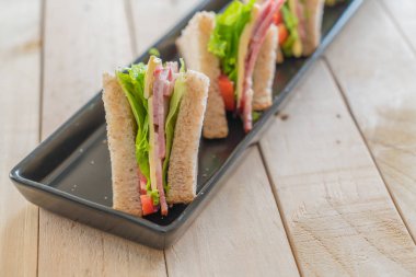 Tahta arka planda sandviç