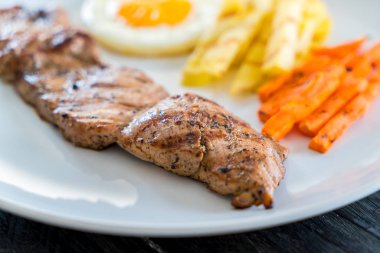 Ahşap arka plan üzerinde domuz eti biftek