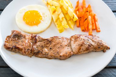 Ahşap arka plan üzerinde domuz eti biftek