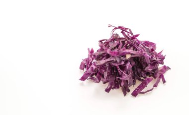 beyaz arkaplanda mor lahana