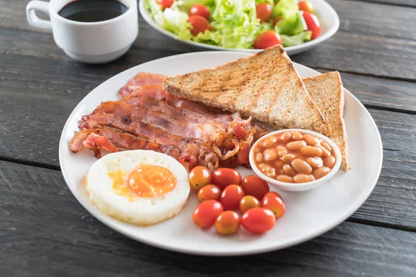 Kahvaltı ahşap masada