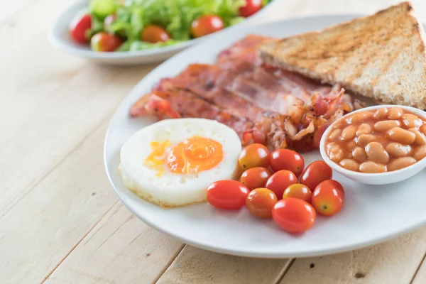 Kahvaltı ahşap masada