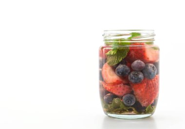 Beyaz arkaplanda aşılanmış su