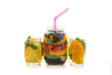 Beyaz arkaplanda aşılanmış su