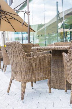 Masa ve sandalye şemsiye açık veranda ile