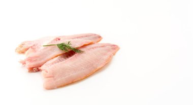 beyaz arkaplanda tilapia ham