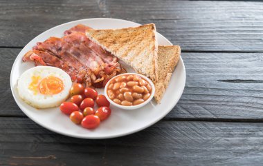 Kahvaltı ahşap masada