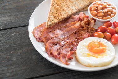 Kahvaltı ahşap masada