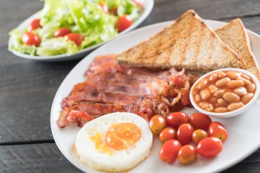 Kahvaltı ahşap masada