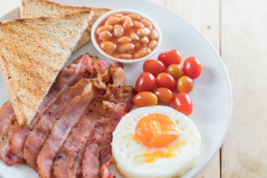 Kahvaltı ahşap masada