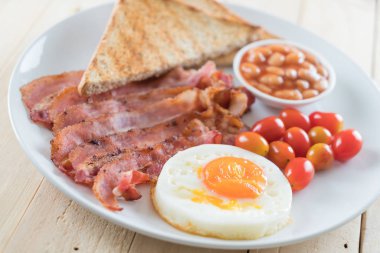 Kahvaltı ahşap masada