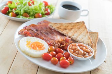 Kahvaltı ahşap masada