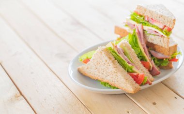 Tahta arka planda sandviç