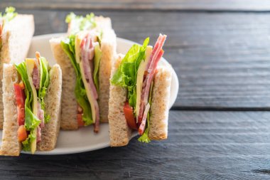 Tahta arka planda sandviç