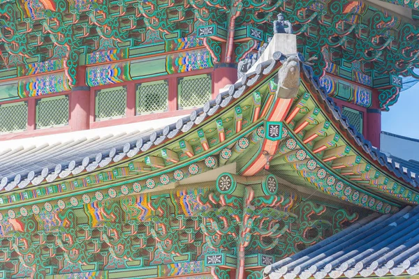 Schöne architektur im gyeongbokgung palast in seoul city — Stockfoto