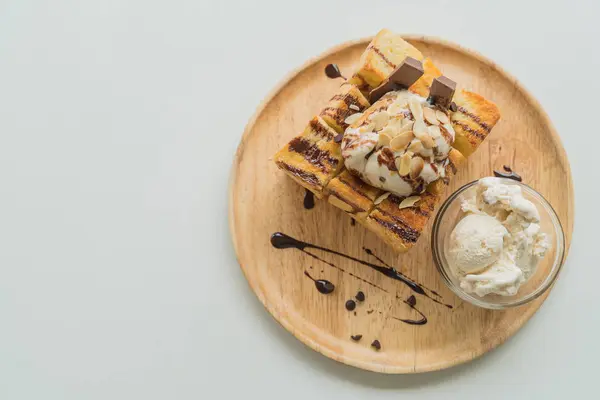 허니 토스트와 카라멜 아이스크림 — 스톡 사진
