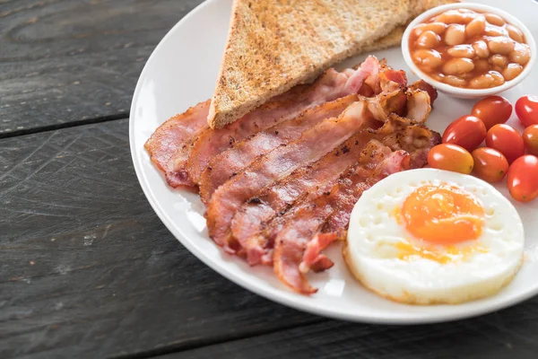 Kahvaltı ahşap masada