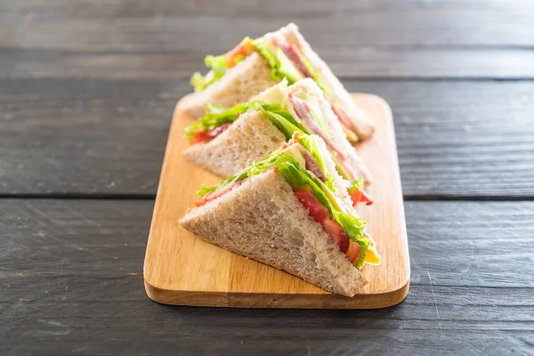 Sándwich sobre fondo de madera — Foto de Stock