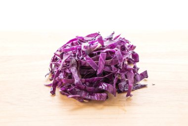 Ahşap tahta üzerinde mor lahana