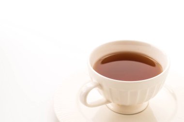 Beyaz arkaplanda çay fincanı