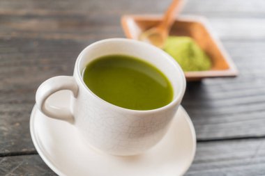 ahşap arka plan üzerinde sıcak matcha