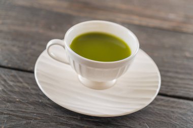 ahşap arka plan üzerinde sıcak matcha