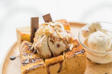 Bal tost ile karamelli dondurma ile