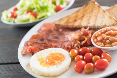 Kahvaltı ahşap masada