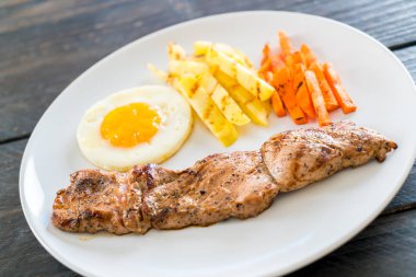 Ahşap arka plan üzerinde domuz eti biftek