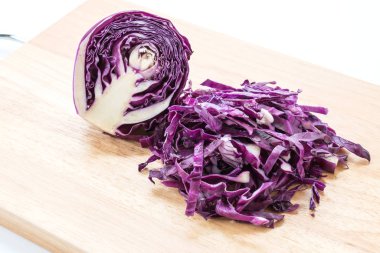 Ahşap tahta üzerinde mor lahana