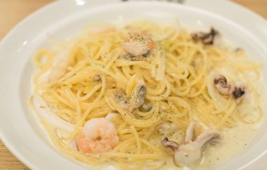 deniz mahsulleri spagetti masada