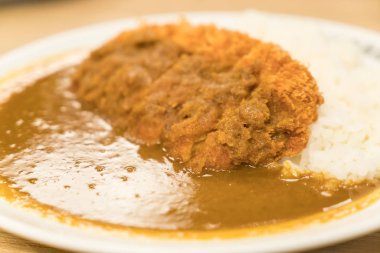 Kızarmış domuz etli körili pilav.