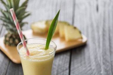 Ahşap arka planda ananas kokteyli
